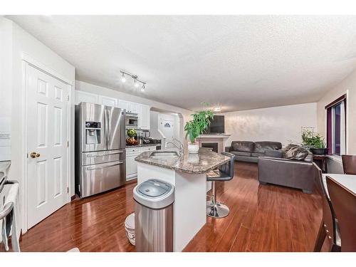 37 Somerside Crescent Sw, Calgary, AB - Indoor Photo Showing Other Room