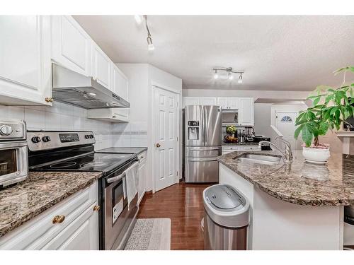 37 Somerside Crescent Sw, Calgary, AB - Indoor Photo Showing Kitchen With Upgraded Kitchen