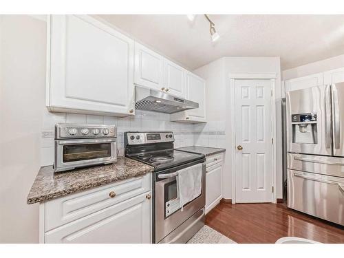 37 Somerside Crescent Sw, Calgary, AB - Indoor Photo Showing Kitchen With Upgraded Kitchen