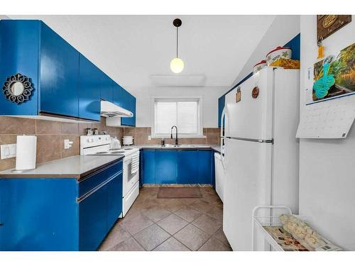 377 Martinwood Place Ne, Calgary, AB - Indoor Photo Showing Kitchen