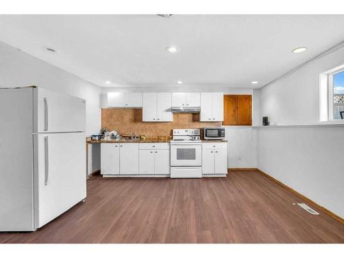 377 Martinwood Place Ne, Calgary, AB - Indoor Photo Showing Kitchen