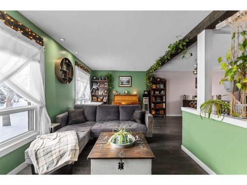 3607 28A Avenue Se, Calgary, AB - Indoor Photo Showing Living Room