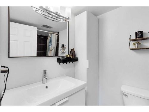 11A-80 Galbraith Drive Sw, Calgary, AB - Indoor Photo Showing Bathroom