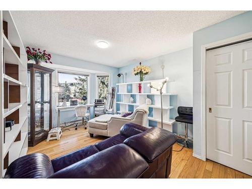 147 Sienna Park Green Sw, Calgary, AB - Indoor Photo Showing Living Room