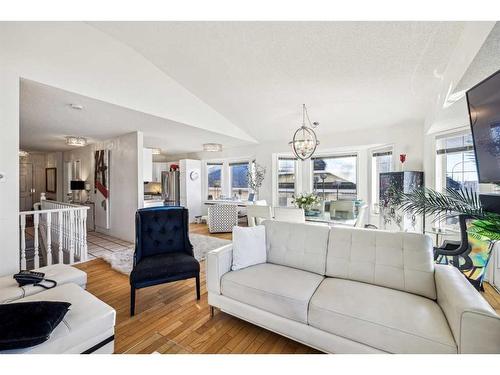 147 Sienna Park Green Sw, Calgary, AB - Indoor Photo Showing Living Room