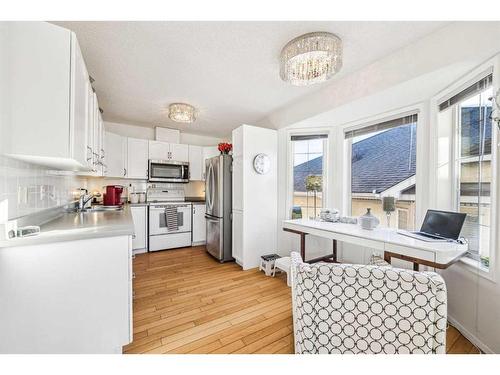 147 Sienna Park Green Sw, Calgary, AB - Indoor Photo Showing Kitchen