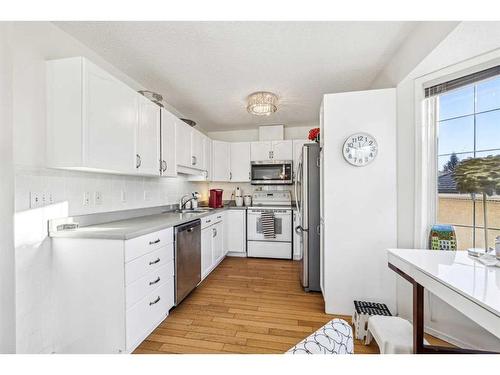 147 Sienna Park Green Sw, Calgary, AB - Indoor Photo Showing Kitchen