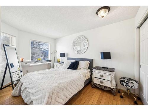 147 Sienna Park Green Sw, Calgary, AB - Indoor Photo Showing Bedroom