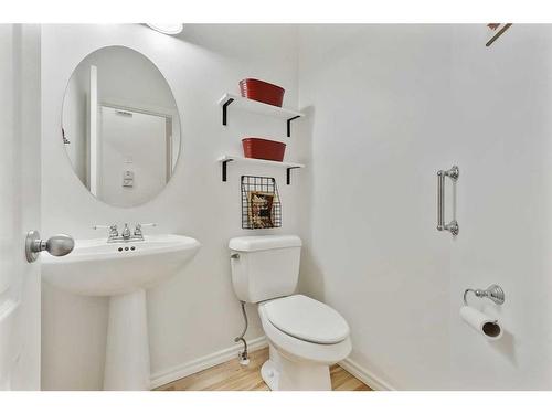 206 Discovery Ridge Way Sw, Calgary, AB - Indoor Photo Showing Bathroom