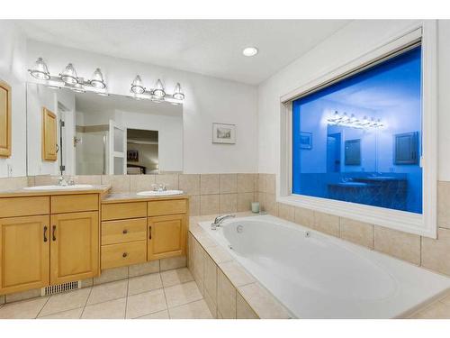 206 Discovery Ridge Way Sw, Calgary, AB - Indoor Photo Showing Bathroom