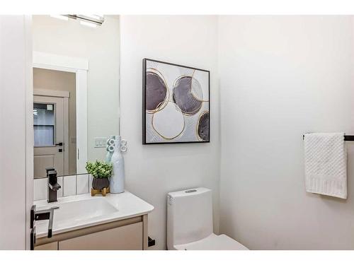 390 Hendon Drive Nw, Calgary, AB - Indoor Photo Showing Bathroom