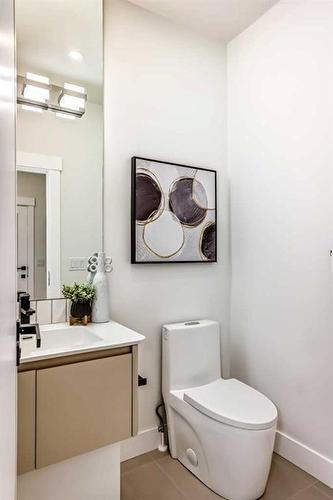 390 Hendon Drive Nw, Calgary, AB - Indoor Photo Showing Bathroom