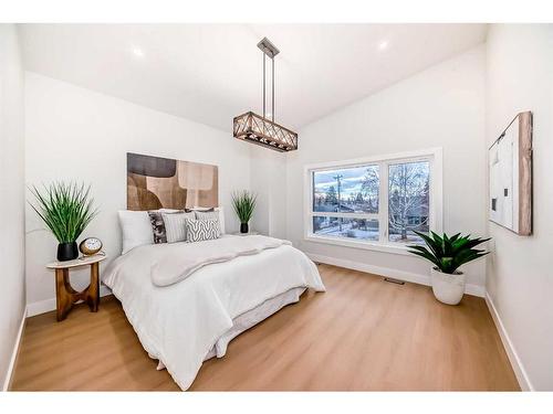 390 Hendon Drive Nw, Calgary, AB - Indoor Photo Showing Bedroom