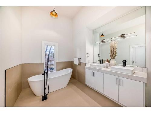 390 Hendon Drive Nw, Calgary, AB - Indoor Photo Showing Bathroom