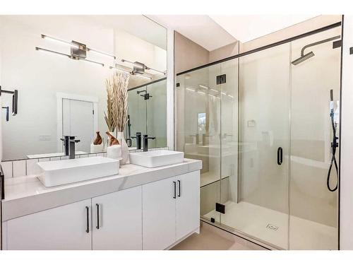 390 Hendon Drive Nw, Calgary, AB - Indoor Photo Showing Bathroom