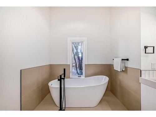 390 Hendon Drive Nw, Calgary, AB - Indoor Photo Showing Bathroom