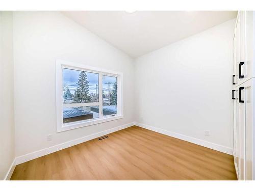 390 Hendon Drive Nw, Calgary, AB - Indoor Photo Showing Other Room