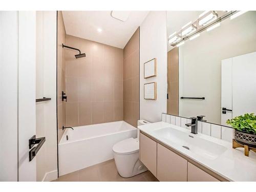 390 Hendon Drive Nw, Calgary, AB - Indoor Photo Showing Bathroom