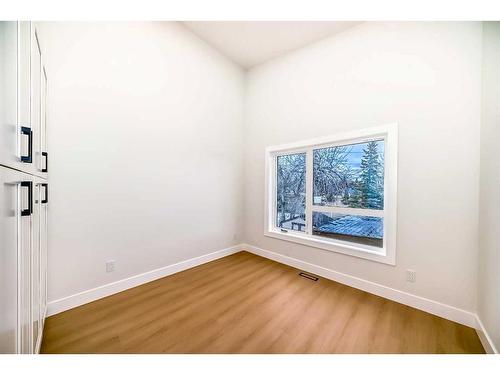 390 Hendon Drive Nw, Calgary, AB - Indoor Photo Showing Other Room