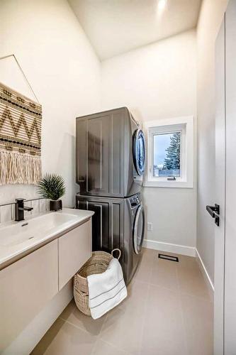 390 Hendon Drive Nw, Calgary, AB - Indoor Photo Showing Laundry Room