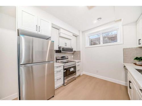 390 Hendon Drive Nw, Calgary, AB - Indoor Photo Showing Kitchen