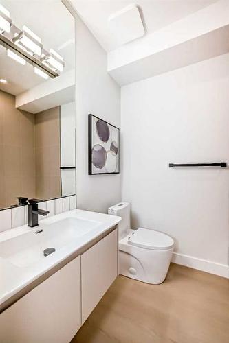 390 Hendon Drive Nw, Calgary, AB - Indoor Photo Showing Bathroom