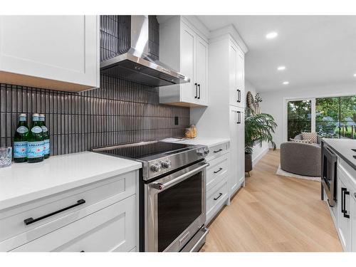 10404 Maplemont Road Se, Calgary, AB - Indoor Photo Showing Kitchen