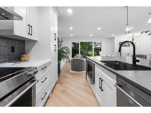 10404 Maplemont Road Se, Calgary, AB - Indoor Photo Showing Kitchen With Upgraded Kitchen