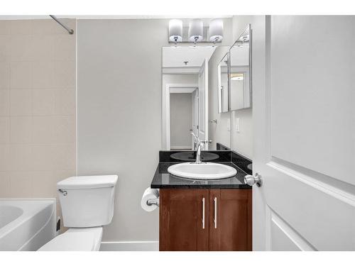 4112-1317 27 Street Se, Calgary, AB - Indoor Photo Showing Bathroom