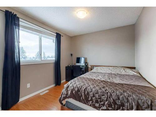 8203 Ranchview Drive Nw, Calgary, AB - Indoor Photo Showing Bedroom