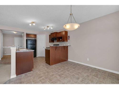 19 Royal Crest Court Nw, Calgary, AB - Indoor Photo Showing Kitchen