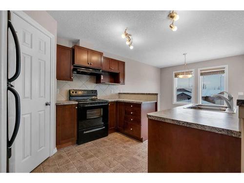 19 Royal Crest Court Nw, Calgary, AB - Indoor Photo Showing Kitchen