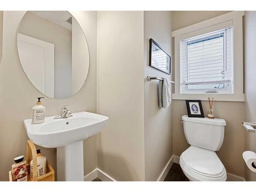 211 Livingston Common Ne, Calgary, AB - Indoor Photo Showing Bathroom