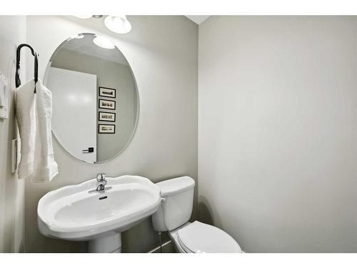 2407 Juniper Road Nw, Calgary, AB - Indoor Photo Showing Bathroom