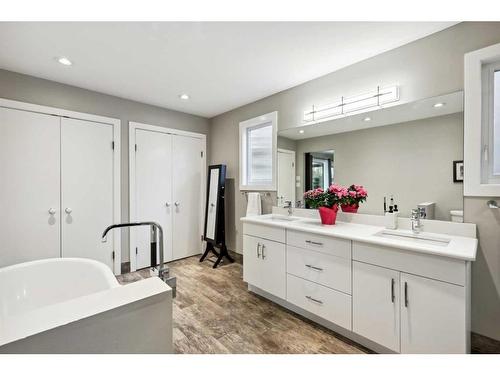 2407 Juniper Road Nw, Calgary, AB - Indoor Photo Showing Bathroom