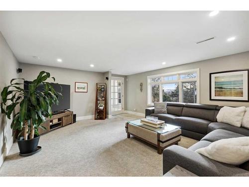 2407 Juniper Road Nw, Calgary, AB - Indoor Photo Showing Living Room