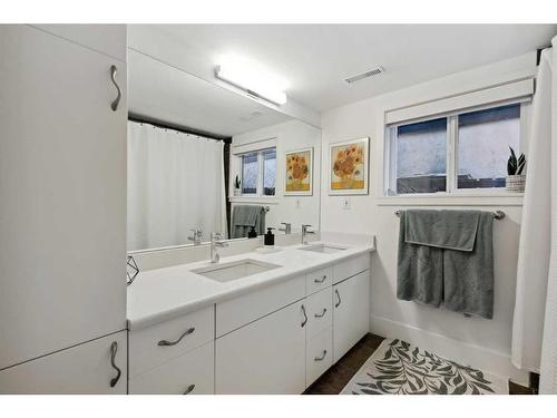 2407 Juniper Road Nw, Calgary, AB - Indoor Photo Showing Bathroom