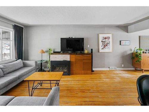 2704 19 Street Nw, Calgary, AB - Indoor Photo Showing Living Room