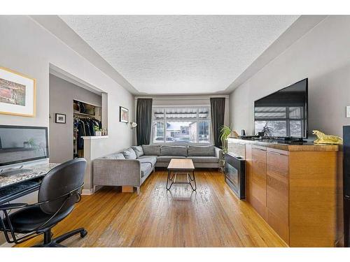 2704 19 Street Nw, Calgary, AB - Indoor