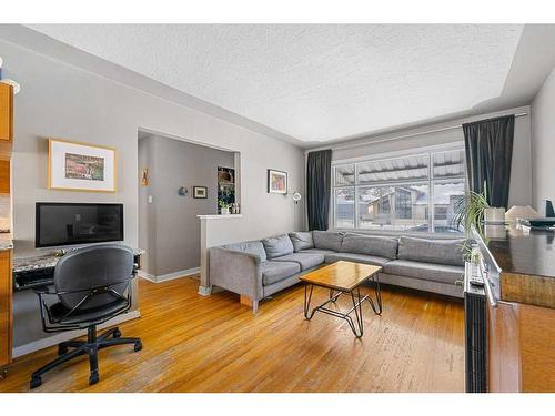 2704 19 Street Nw, Calgary, AB - Indoor Photo Showing Living Room