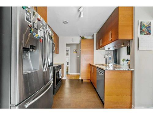 2704 19 Street Nw, Calgary, AB - Indoor Photo Showing Kitchen