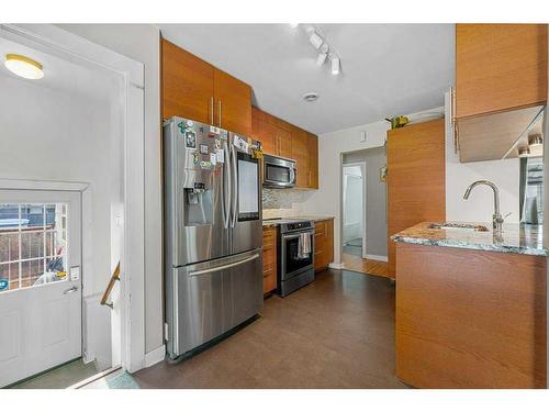 2704 19 Street Nw, Calgary, AB - Indoor Photo Showing Kitchen