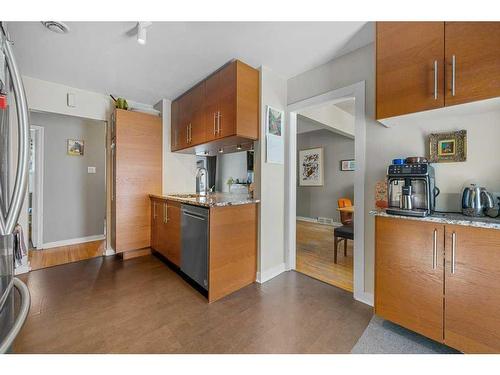 2704 19 Street Nw, Calgary, AB - Indoor Photo Showing Kitchen