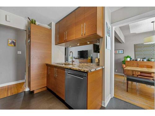 2704 19 Street Nw, Calgary, AB - Indoor Photo Showing Kitchen