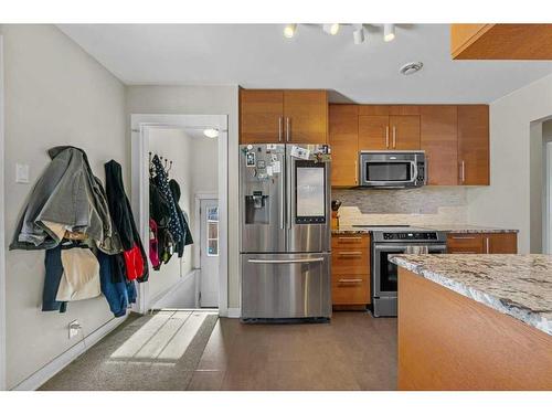 2704 19 Street Nw, Calgary, AB - Indoor Photo Showing Kitchen