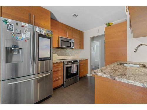 2704 19 Street Nw, Calgary, AB - Indoor Photo Showing Kitchen With Upgraded Kitchen