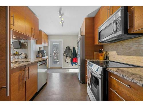 2704 19 Street Nw, Calgary, AB - Indoor Photo Showing Kitchen