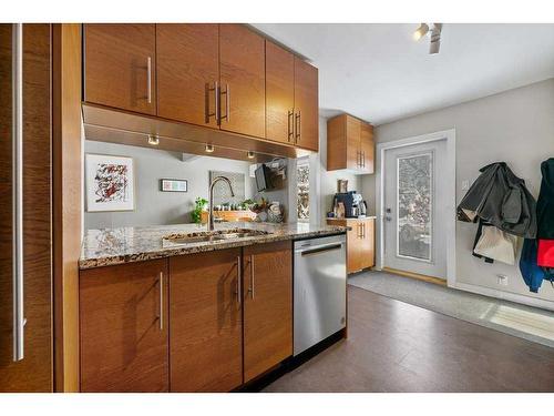 2704 19 Street Nw, Calgary, AB - Indoor Photo Showing Kitchen