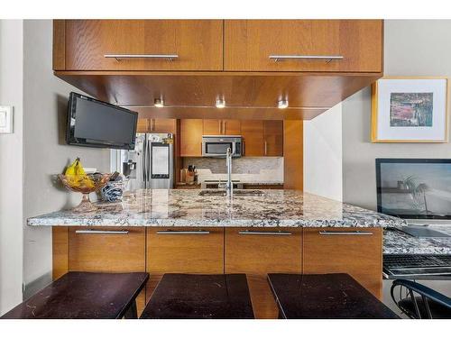 2704 19 Street Nw, Calgary, AB - Indoor Photo Showing Kitchen With Upgraded Kitchen