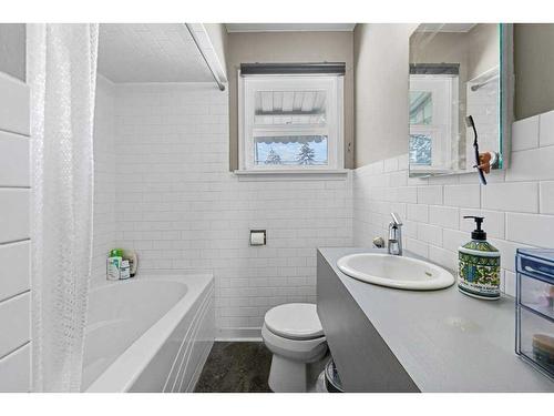 2704 19 Street Nw, Calgary, AB - Indoor Photo Showing Bathroom